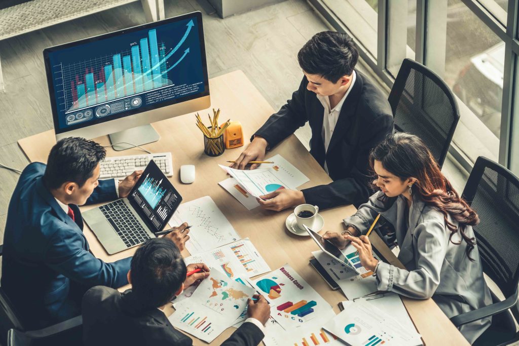Photo d'entrepreneurs autour d'une table illustrant la stratégie commerciale - Formation Territoire d'Entrepreneurs