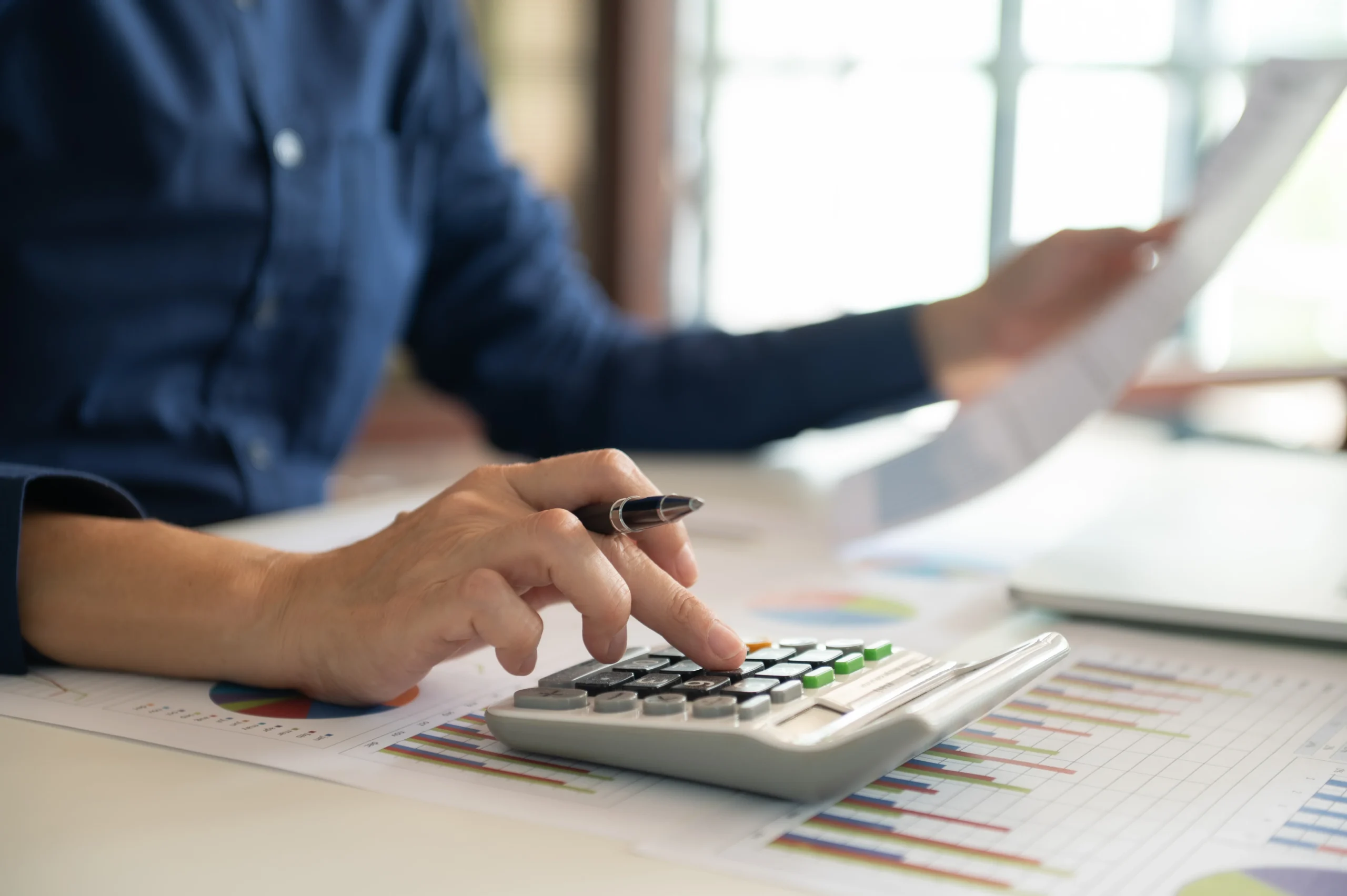 Photo d'une personne sur sa calculatrice pour illustrer la gestion d'entreprise - Thématique de formation Territoire d'Entrepreneurs