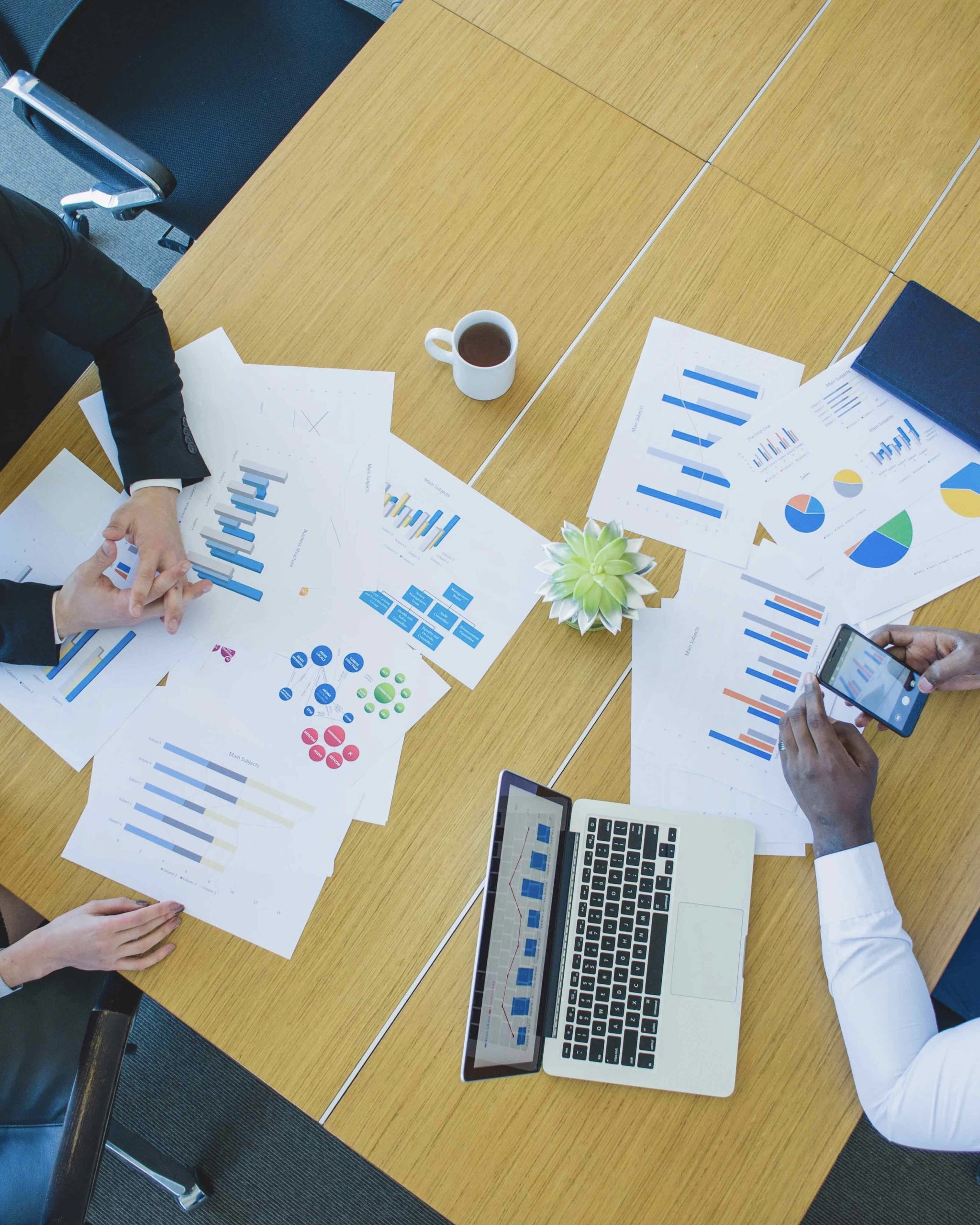 Photo de personnes discutant autour d'une table de la gestion de l'entreprise - Thématique de formation Territoire d'Entrepreneurs