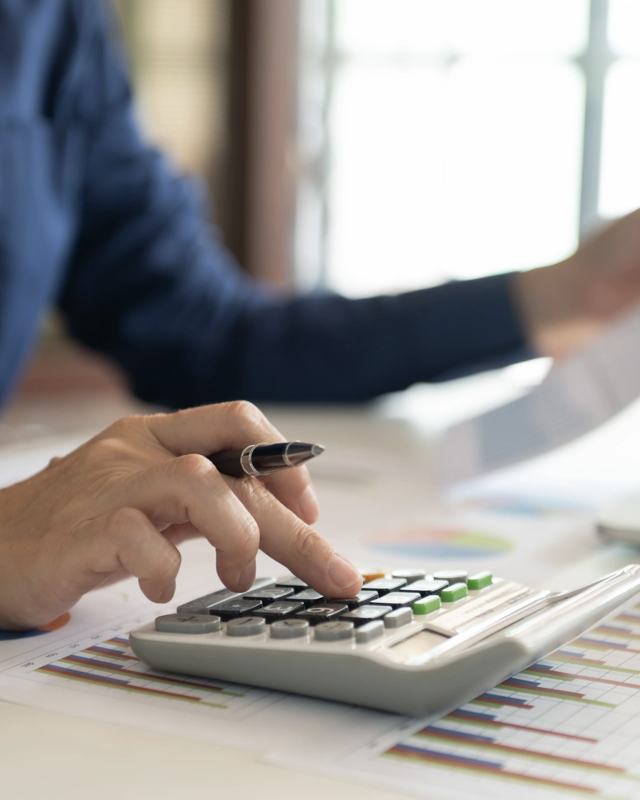 Photo d'une personne sur sa calculatrice pour illustrer la gestion d'entreprise - Thématique de formation Territoire d'Entrepreneurs