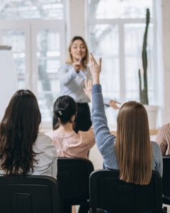 Photo d'une formation, une femme interroge des stagiaires - Formation Territoire d'Entrepreneurs